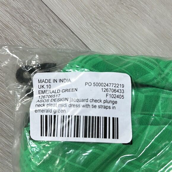 Elegant Green Pleated Dress - Picture 6 of 6